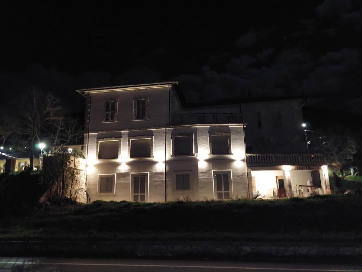 Pissignano La Casa Del Mago Camere E Appartamenti מראה חיצוני תמונה